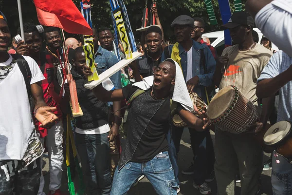 People marching in support of immigrants in Milan, Italy — Stock Photo, Image