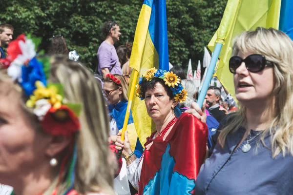 Göçmenler, Milano, İtalya destek yürüyen insanlar