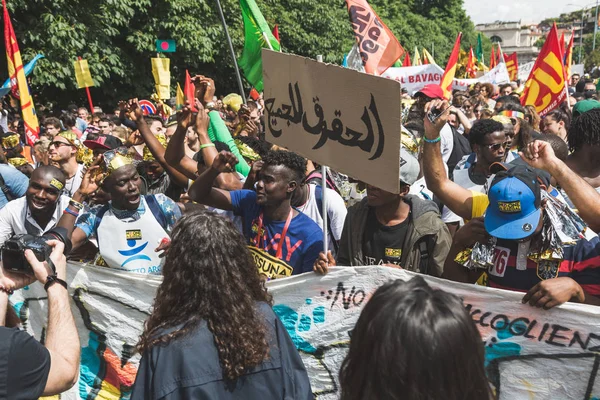 People marching in support of immigrants in Milan, Italy — Stock Photo, Image