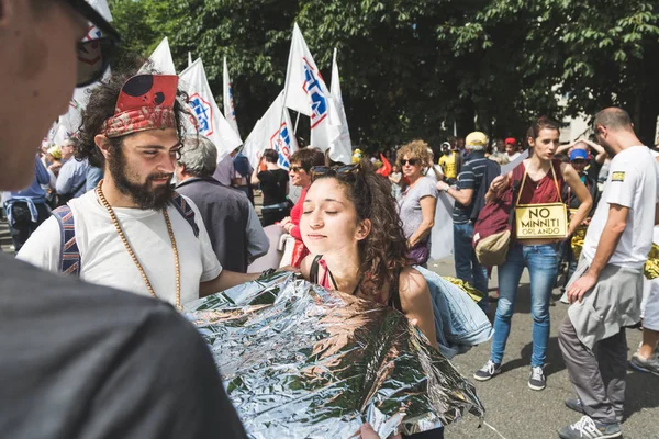 Menschen marschieren zur Unterstützung von Einwanderern in Mailand, Italien — Stockfoto