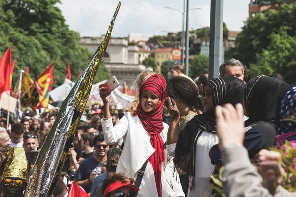 Orang-orang berbaris untuk mendukung para imigran di Milan, Italia — Stok Foto