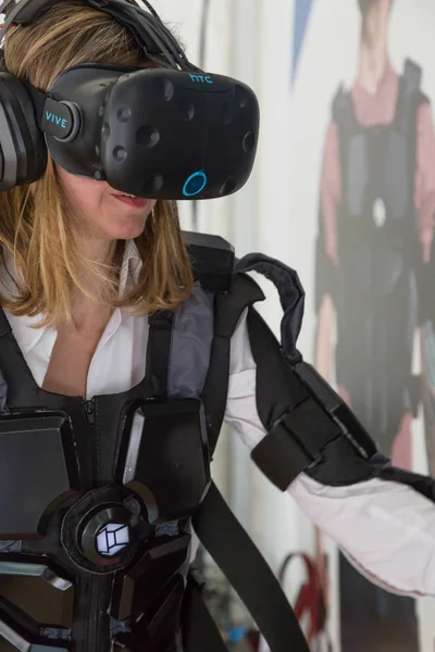 Meisje proberen VR headset — Stockfoto