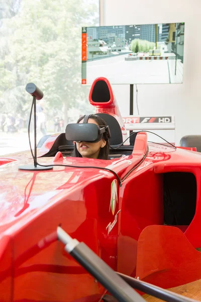 Mädchen versucht Virtual-Reality-Headset — Stockfoto