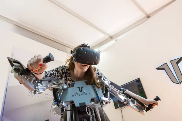 Fille essayer casque de réalité virtuelle — Photo