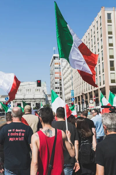 Högerextrema aktivister protesterar mot invandring — Stockfoto