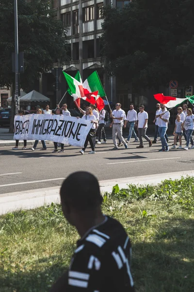 Крайне правые активисты протестуют против иммиграции — стоковое фото