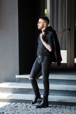 Şık adam Milan erkekler moda haftasında poz