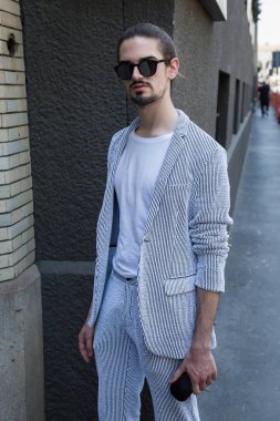 Şık adam Milan erkekler moda haftasında poz