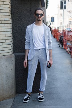 Şık adam Milan erkekler moda haftasında poz
