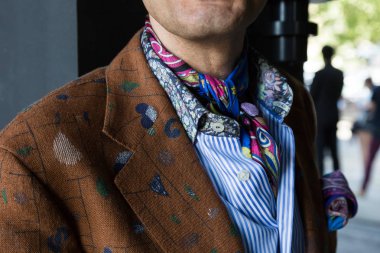 Şık adam Milan erkekler moda haftasında poz
