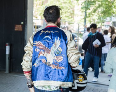 Şık adam Milan erkekler moda haftasında poz