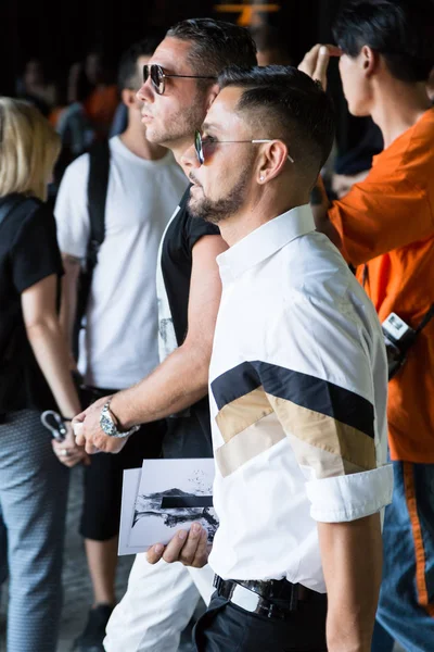 Modieuze mensen poseren tijdens de mannen van de Milan Fashion Week — Stockfoto