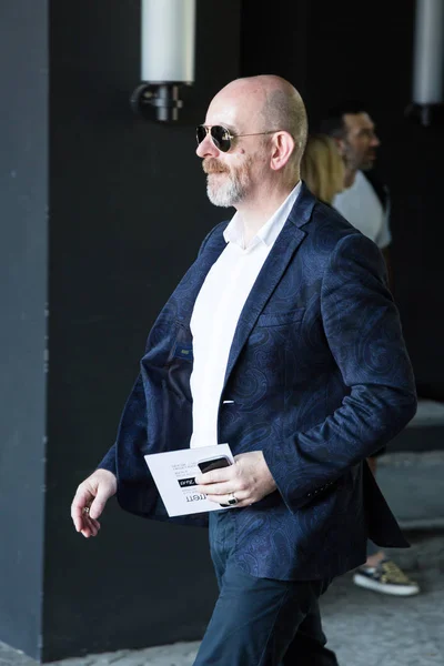 Модный мужчина позирует во время Недели моды в Милане — стоковое фото