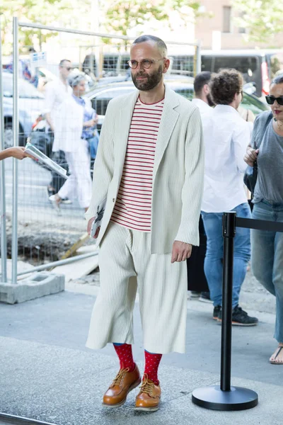 Fashionable man posing during Milan Men's Fashion Week — Stock Photo, Image