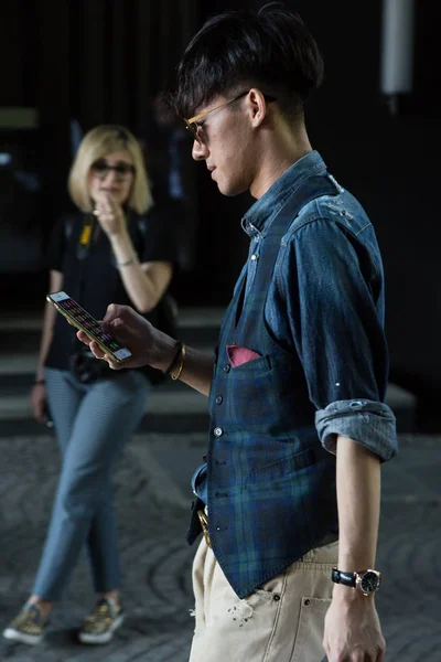 Fashionable man posing during Milan Men's Fashion Week — Stock Photo, Image