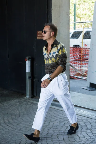 Μοντέρνα άνθρωπος που θέτουν κατά τη διάρκεια της εβδομάδας μόδας του Μιλάνο άνδρες — Φωτογραφία Αρχείου
