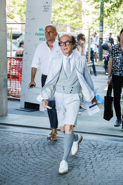 ファッショナブルな男のミラノ ・ メンズ ・ ファッション ・ ウィーク中にポーズ — ストック写真
