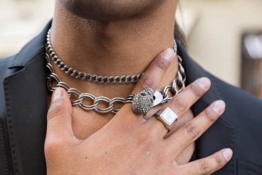 Ayrıntı şık bir adamın Milan erkekler moda haftası 