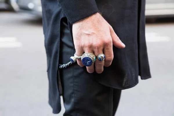 Detail van een modieuze man bij de mannen in de Milaan Fashion Week — Stockfoto