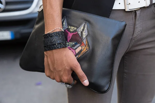 Λεπτομέρεια από την τσάντα στην εβδομάδα μόδας του Μιλάνου ανδρών — Φωτογραφία Αρχείου