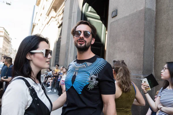 Modieuze mensen op mannen van de Milan Fashion Week — Stockfoto