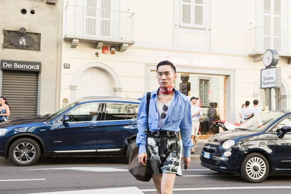 Homem elegante na Semana de Moda Masculina de Milão — Fotografia de Stock