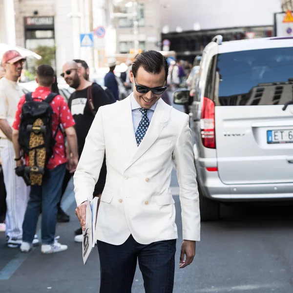 El hombre a la moda en Milán Semana de la Moda Masculina —  Fotos de Stock