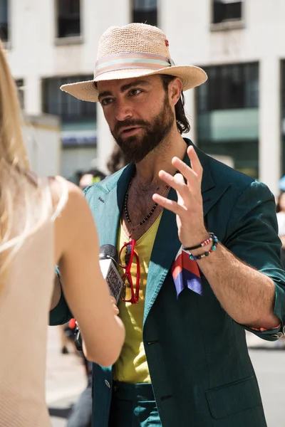 Homem elegante na Semana de Moda Masculina de Milão — Fotografia de Stock