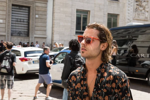 Fashionable man at Milan Men's Fashion Week — Stock Photo, Image