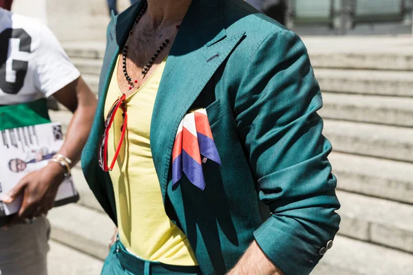 Detalhe de um homem na moda na Milan Men 's Fashion Week — Fotografia de Stock