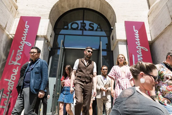 Moderiktiga människor i Milano men's Fashion Week — Stockfoto