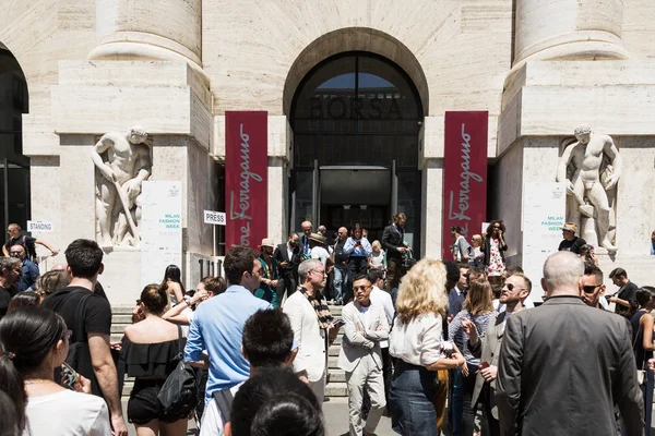 Pessoas na moda na Milan Men 's Fashion Week — Fotografia de Stock