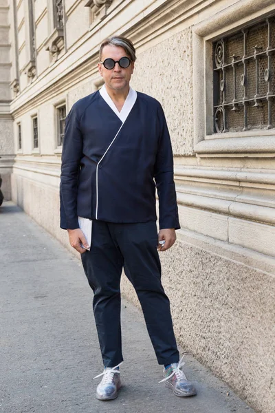 El hombre a la moda en Milán Semana de la Moda Masculina —  Fotos de Stock