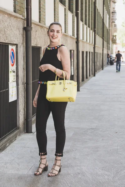 Donna alla moda alla Settimana della Moda Uomo di Milano — Foto Stock