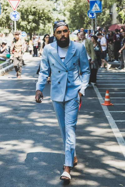 Fashionable man at Milan Men's Fashion Week — Stock Photo, Image