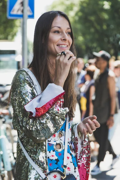 Modieuze vrouw op mannen van de Milan Fashion Week — Stockfoto