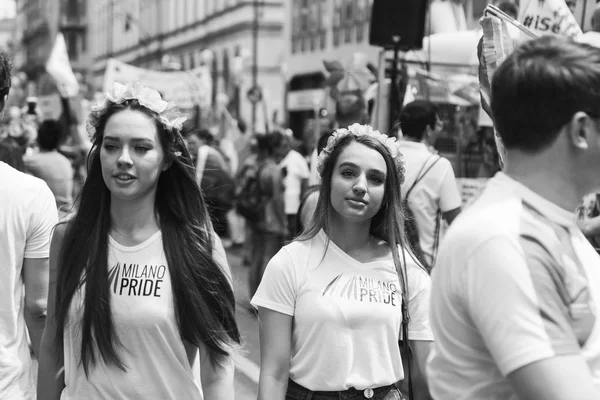 Folk på Pride parade 2017 i Milano, Italien - Stock-foto