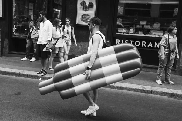 Desfile de personas en el Orgullo 2017 en Milán, Italia —  Fotos de Stock