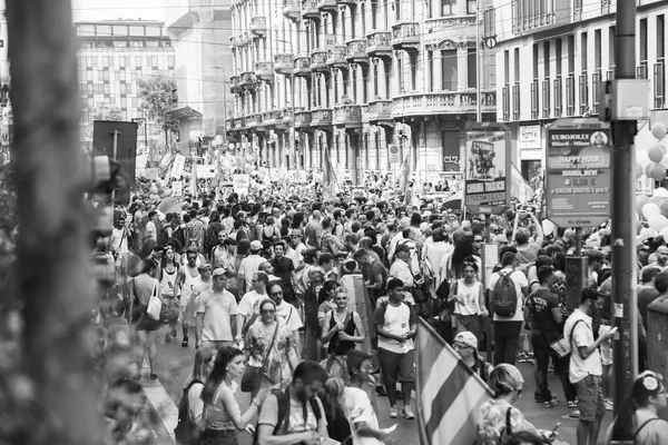 Desfile de personas en el Orgullo 2017 en Milán, Italia —  Fotos de Stock