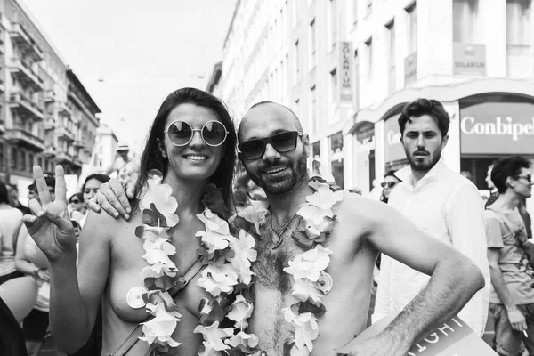 Mensen die Pride parade 2017 in Milaan, Italië — Stockfoto