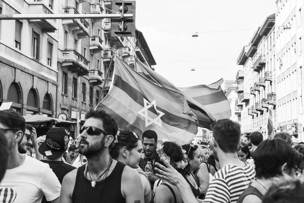 Mensen die Pride parade 2017 in Milaan, Italië — Stockfoto