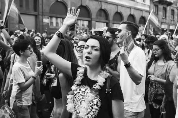Pessoas na Parada do Orgulho 2017 em Milão, Itália — Fotografia de Stock