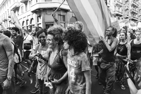 Desfile de personas en el Orgullo 2017 en Milán, Italia —  Fotos de Stock