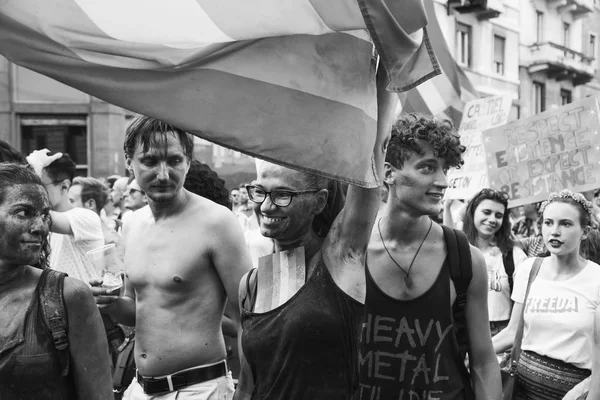 Les gens au défilé de la fierté 2017 à Milan, Italie — Photo