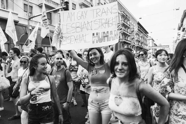 Pessoas na Parada do Orgulho 2017 em Milão, Itália — Fotografia de Stock