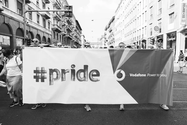 Mensen die Pride parade 2017 in Milaan, Italië — Stockfoto