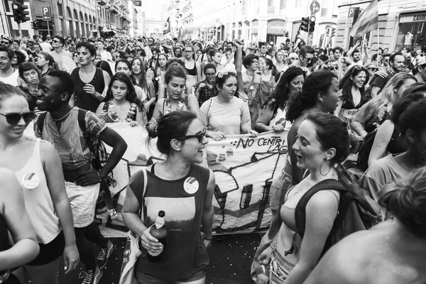 Ludzie Pride Parade 2017 w Mediolan, Włochy — Zdjęcie stockowe