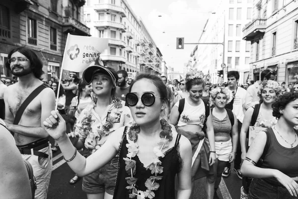 Mensen die Pride parade 2017 in Milaan, Italië — Stockfoto