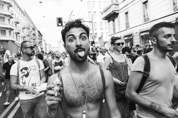 Mensen die Pride parade 2017 in Milaan, Italië — Stockfoto