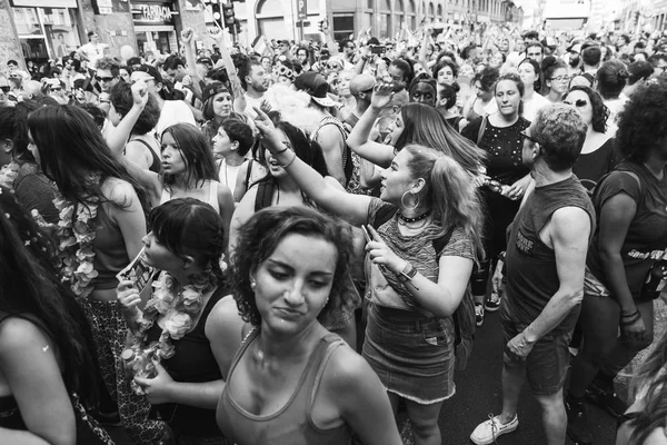 Les gens au défilé de la fierté 2017 à Milan, Italie — Photo